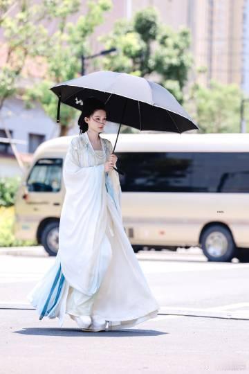 #李沁付一笑# 我宣布！古装不是的舒适区，是她的统治区！路透都美成这样，我很难想