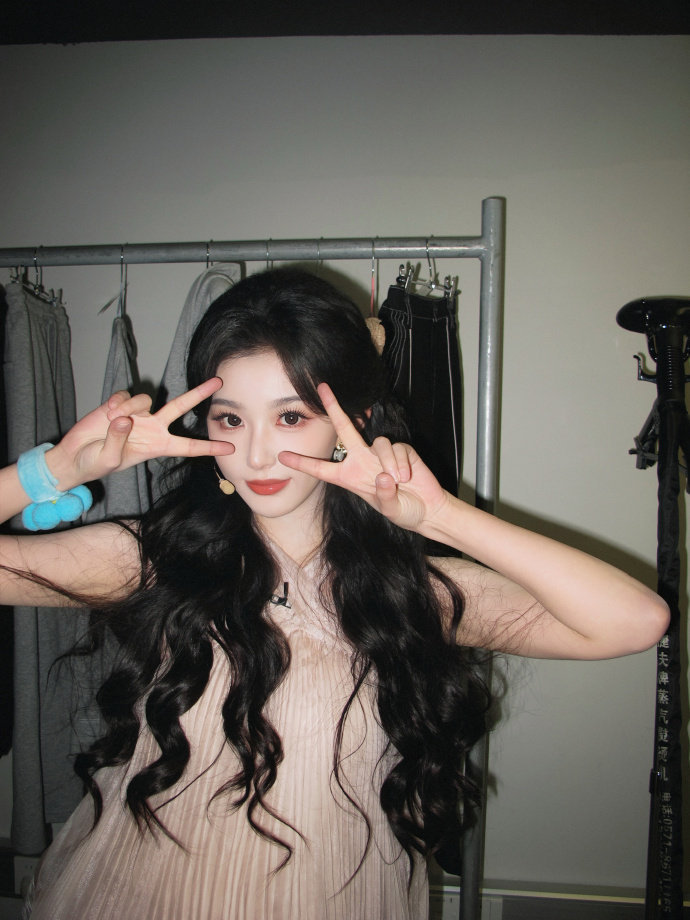 全能尤物孔雪儿孔雪儿你好星期六plog 孔雪儿你好星期六plog ，全能尤物孔雪