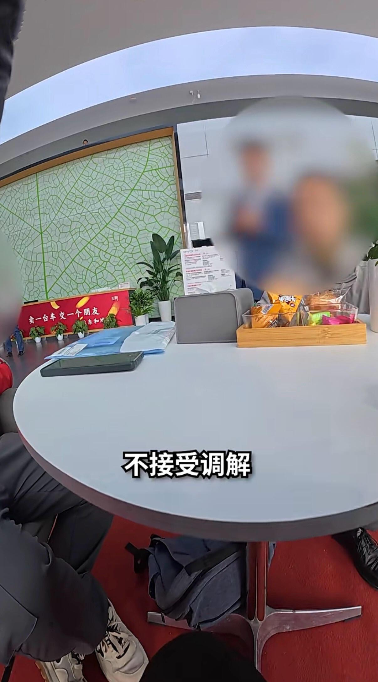 这事儿太奇葩了，一个比亚迪车主，提完车直接把4S店当成了自家食堂+免费充电站，最