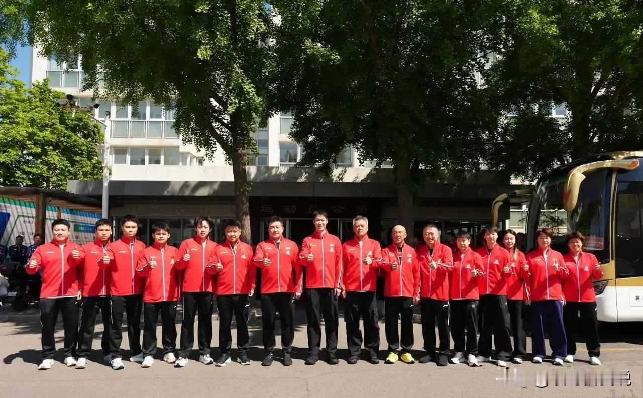 看到国乒这张合影照，第一时间就想到世乒赛可能的出场顺序！

男队: 
王楚钦（一