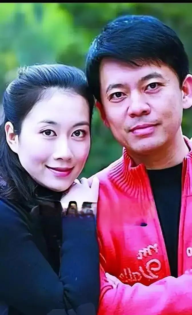 何政军，年轻时在云南拍戏时认识了范雨，相恋并结婚，生育一女取名″何雨果"    