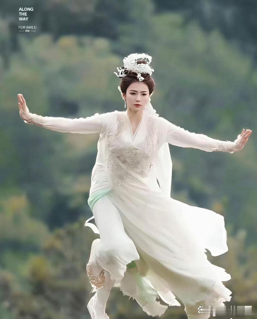 白鹿这个美吧，可惜水晶鞋出镜了妆造怎么想的￼ 