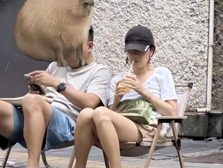 马伊琍和男闺蜜喝咖啡。也有人猜测是不是恋爱了。其实，她早该恋爱啊，原本就是单身，