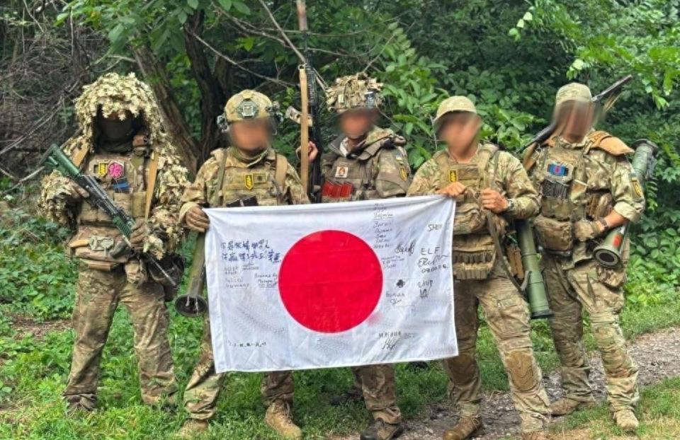 兄弟们，日本这回真把手伸进俄乌战场了！70个日本人举着国旗在乌东前线拍照留念，生