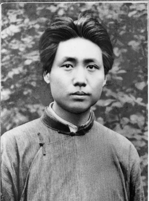 1966年2月，毛主席单独召见周总理。会谈时，主席突然靠近总理，压低声音说道：“