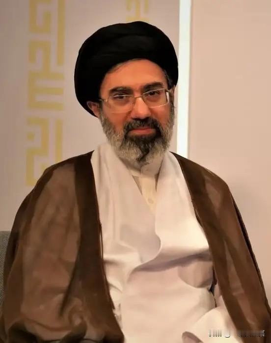 就差这么几分钟，一步之差，生死两隔。伊朗最新最高领袖穆杰塔巴，就走出办公室几分钟