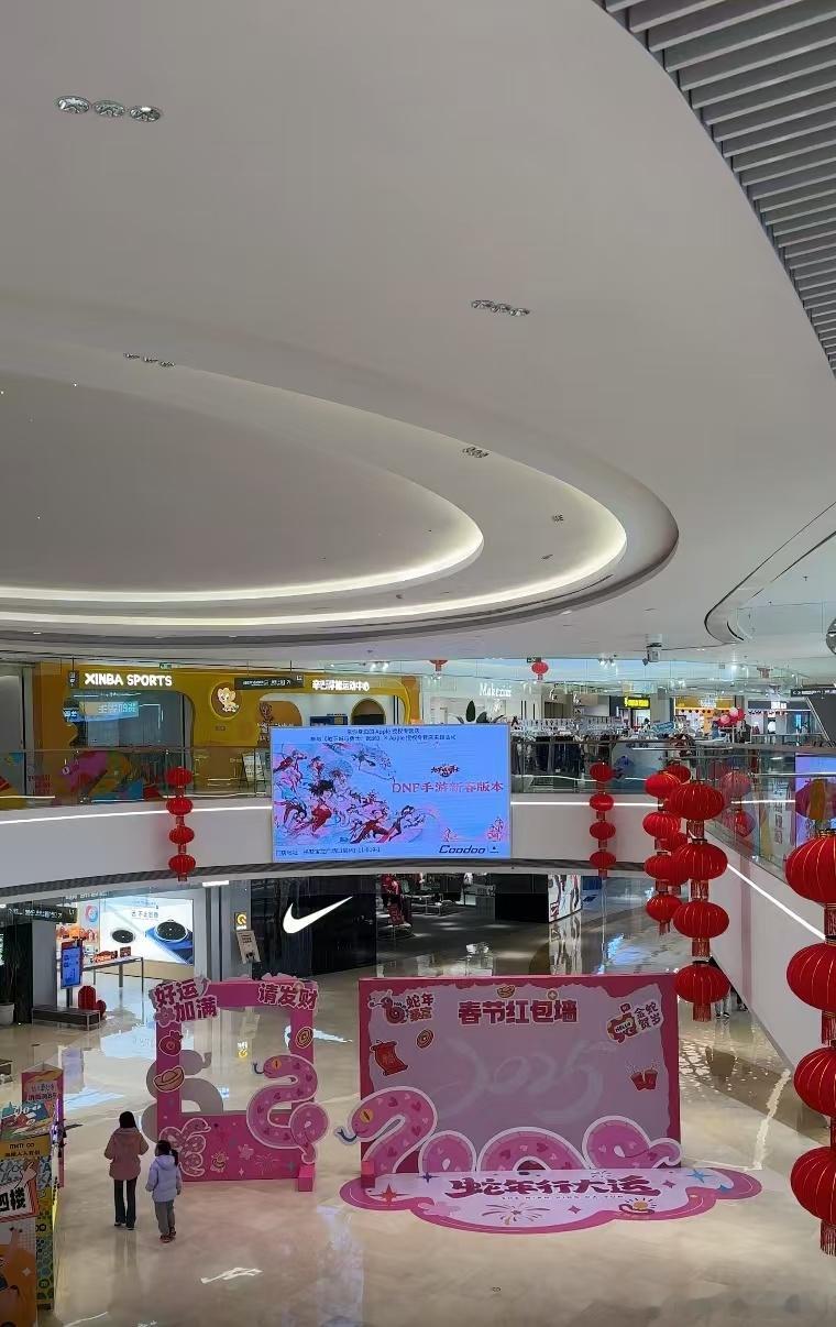 DNF手游玩家去打卡表示现场有派发苹果，派完还集体演唱千年等一回的含金量谁懂啊，