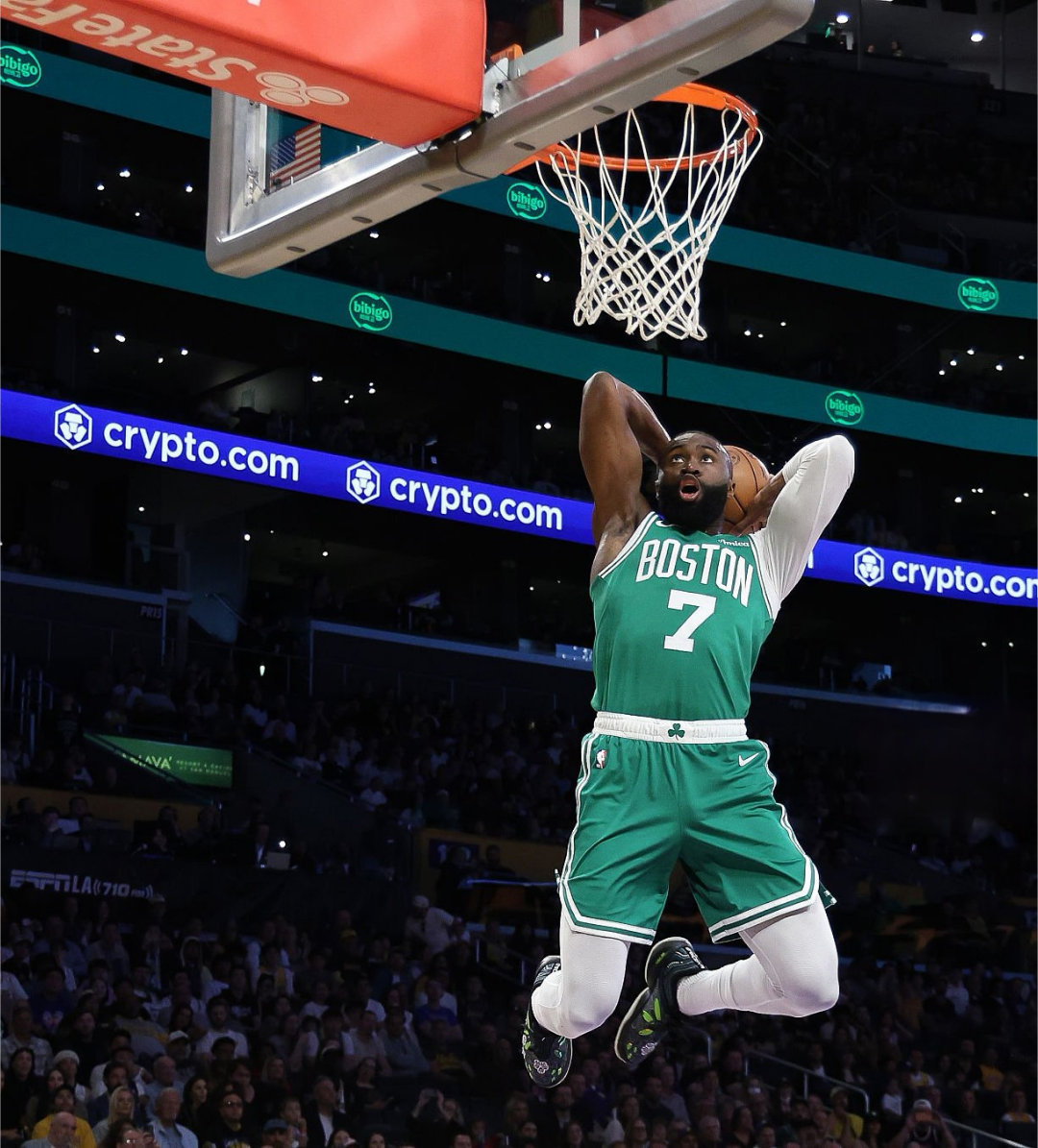 西安大雪今天来自杰伦-布朗的暴扣！这样的表现，收获湖人球迷的欢呼丝毫不奇怪！ 