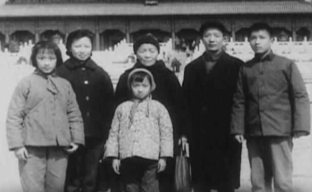 这是两弹一星元勋王希季的全家福！右手拎提包的这位就是王希季，他身穿大衣，面露欣慰