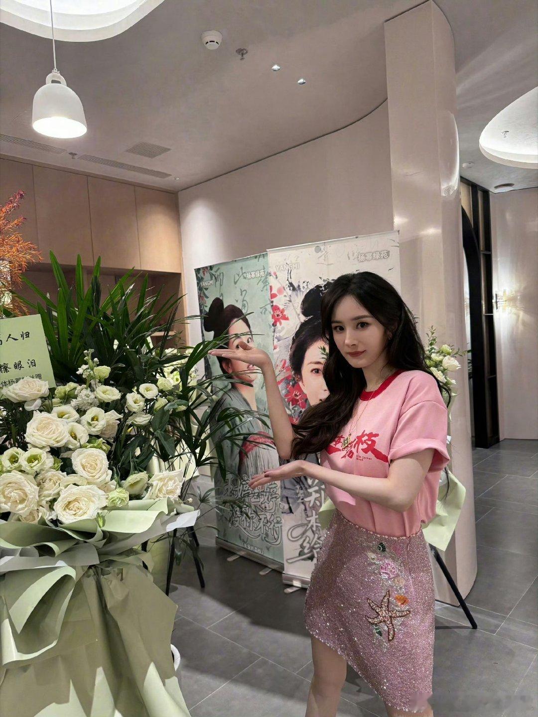 横跨一个多月，杨幂拿下今年暑假档第四个百万赞视频。。。 ​​​