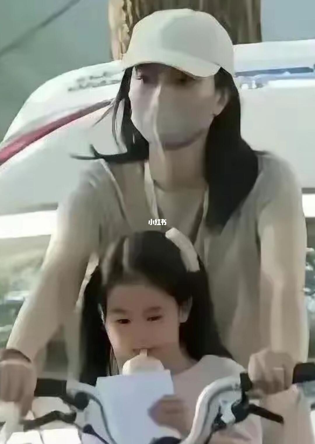 高圆圆骑自行车接女儿放学，原来好身材自律