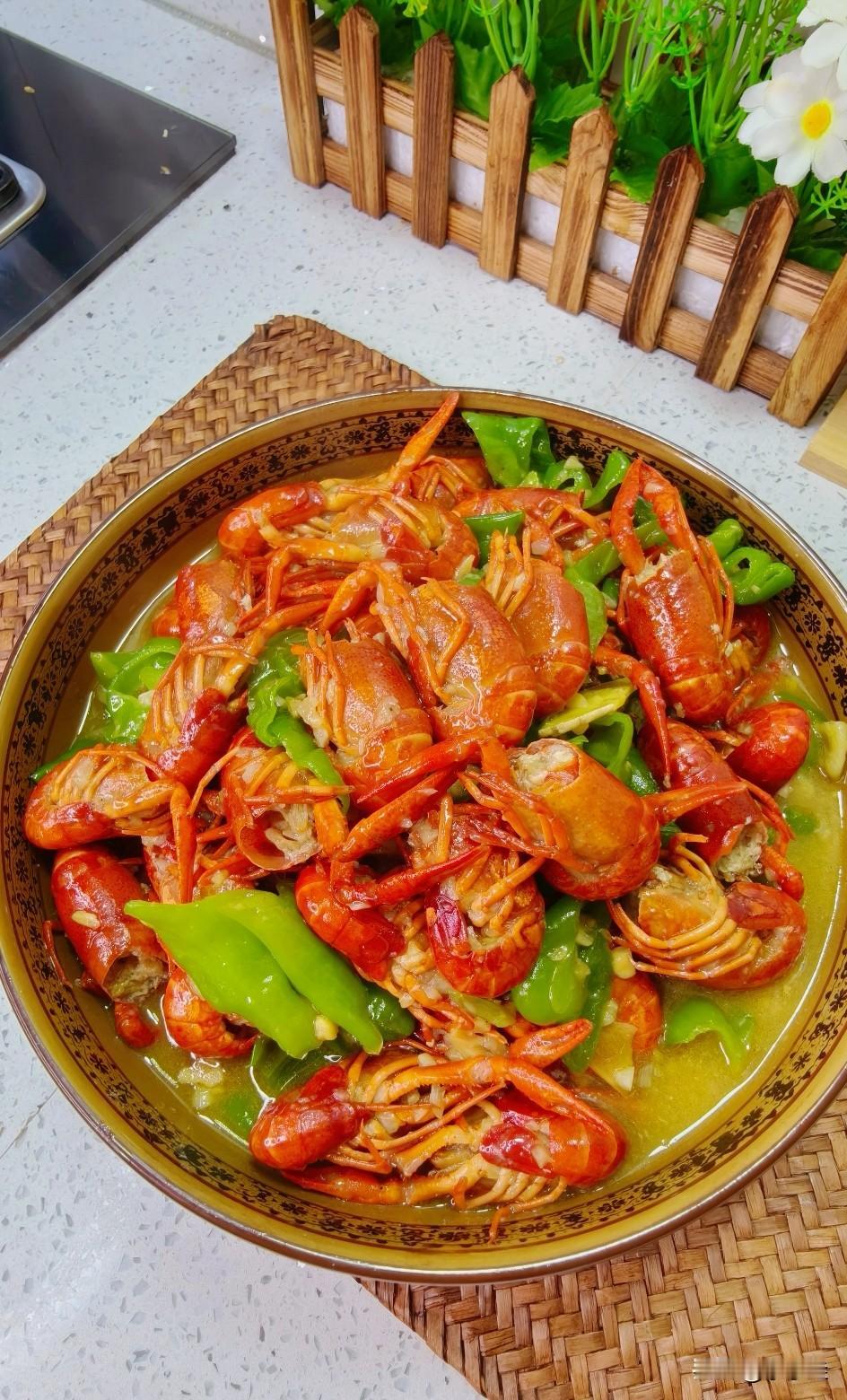 路边摊油爆蒜蓉小龙虾为啥那么香？秘密根本不在蒜，全在这4步！
 
每次路过夜市摊