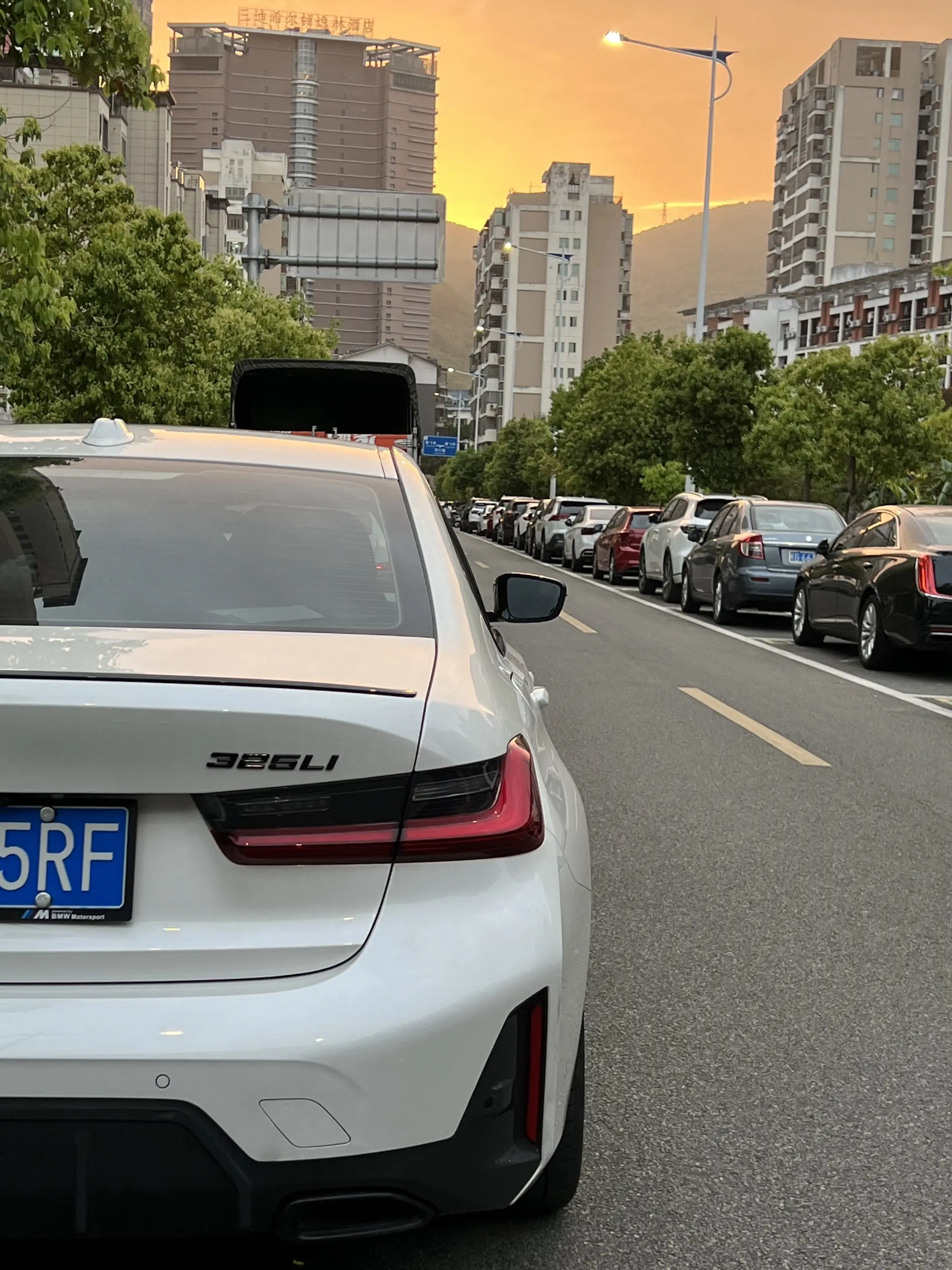 为什么男生需要拥有属于自己的一辆车：骨子里多了自信，出行不纠结，家人突...