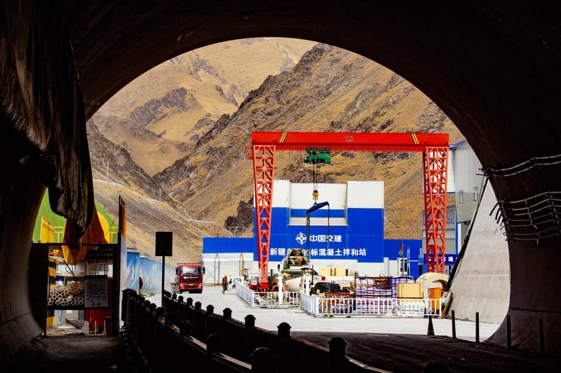 世界最长高速公路隧道通车，这消息太让人振奋了！12 月 26 日，天山胜利隧道及