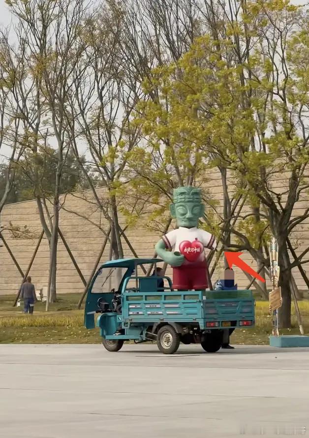 三星堆一青铜造型雕塑被游客掰断 三星堆一青铜造型雕塑手臂被游客掰断？博物馆回应：