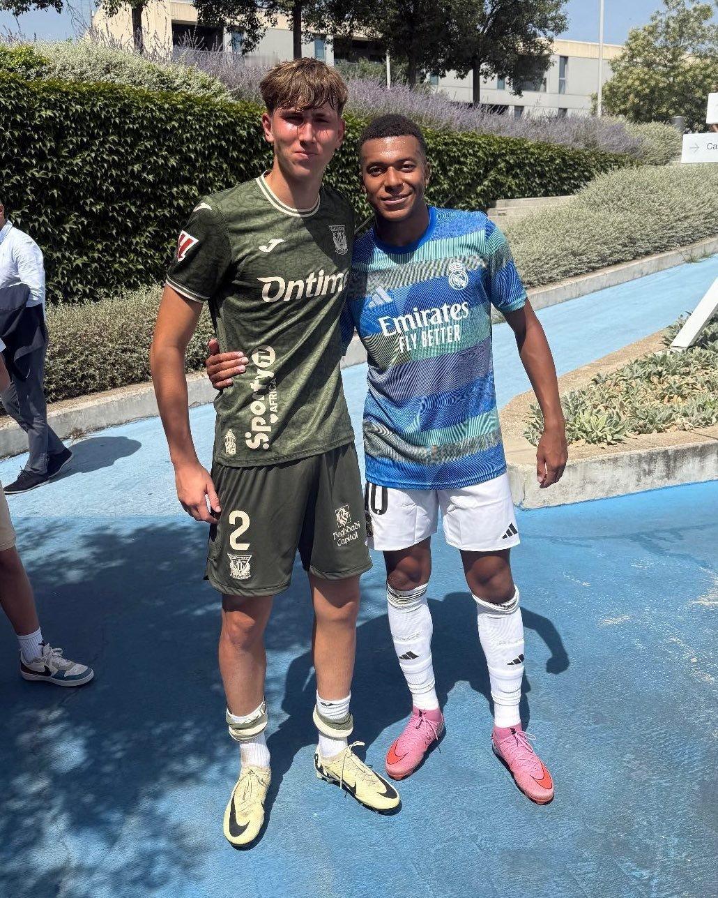 📸 姆巴佩🤝莱加内斯球员。halamadrid ​​​