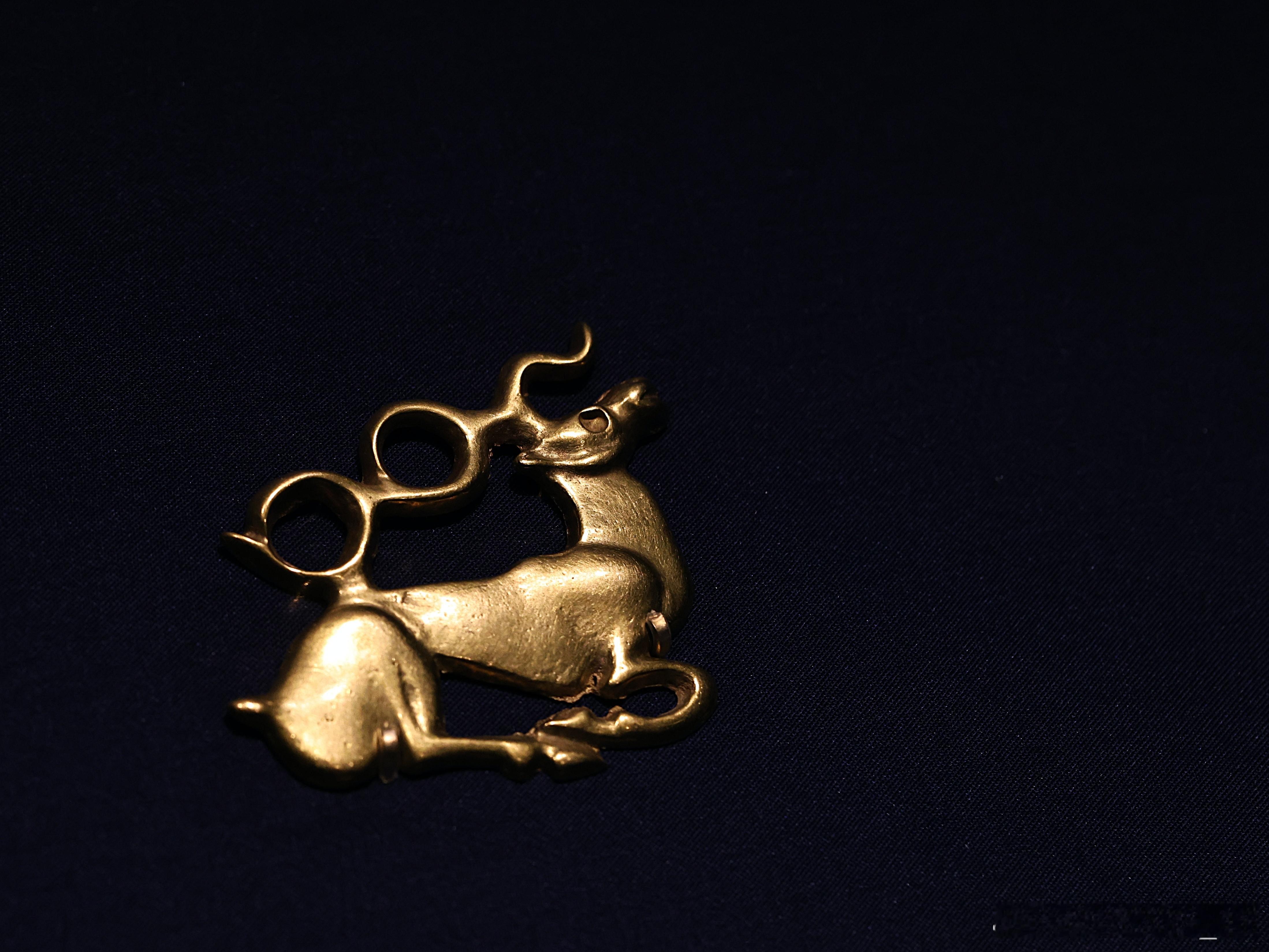 黄金缕-香港故宫文化博物馆藏古代金器 鹿形饰牌公元前4-前2世纪此卧鹿形饰牌前后