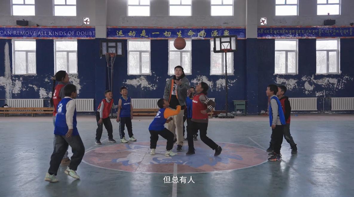 青海高原猎隼队的一条补给线 清晨的青海九治县，95后援青老师李老师带着 “小猎隼