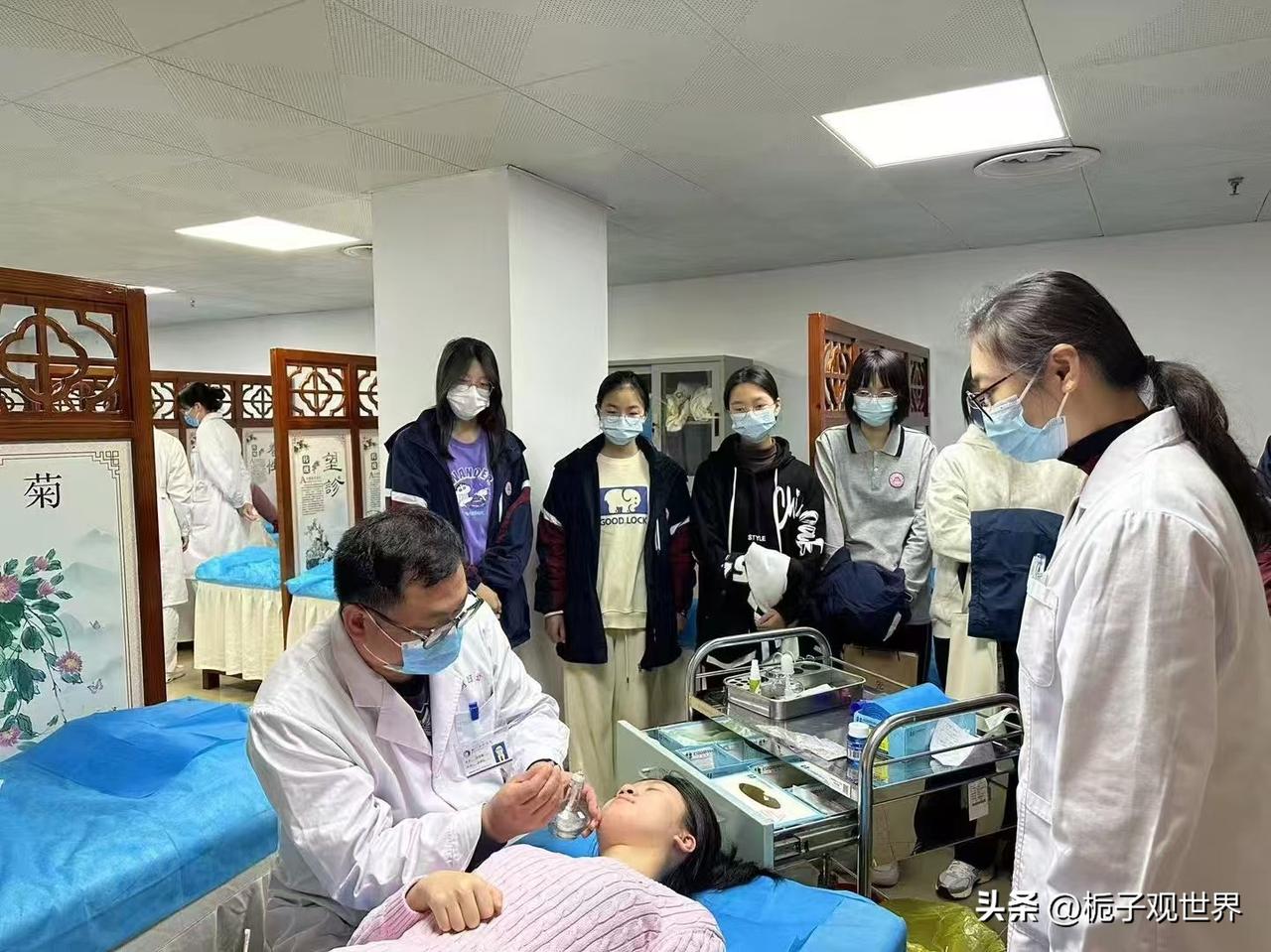 过敏性皮炎春季高发的原因有哪些？一旦发生过敏要如何处理？
       春季是过