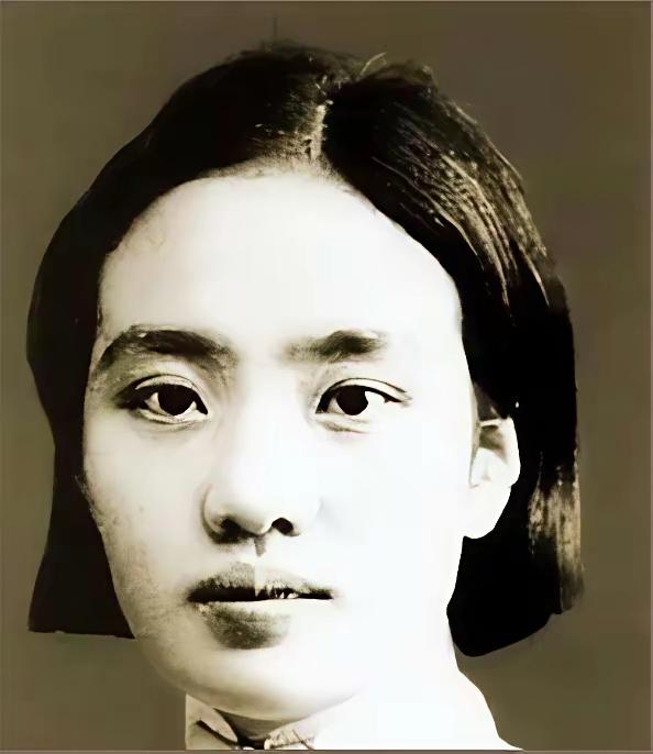 1946年，昏暗的屋内。陈守中娶了刘志兰。那年头穷得叮当响，婚礼简单得可怜。
