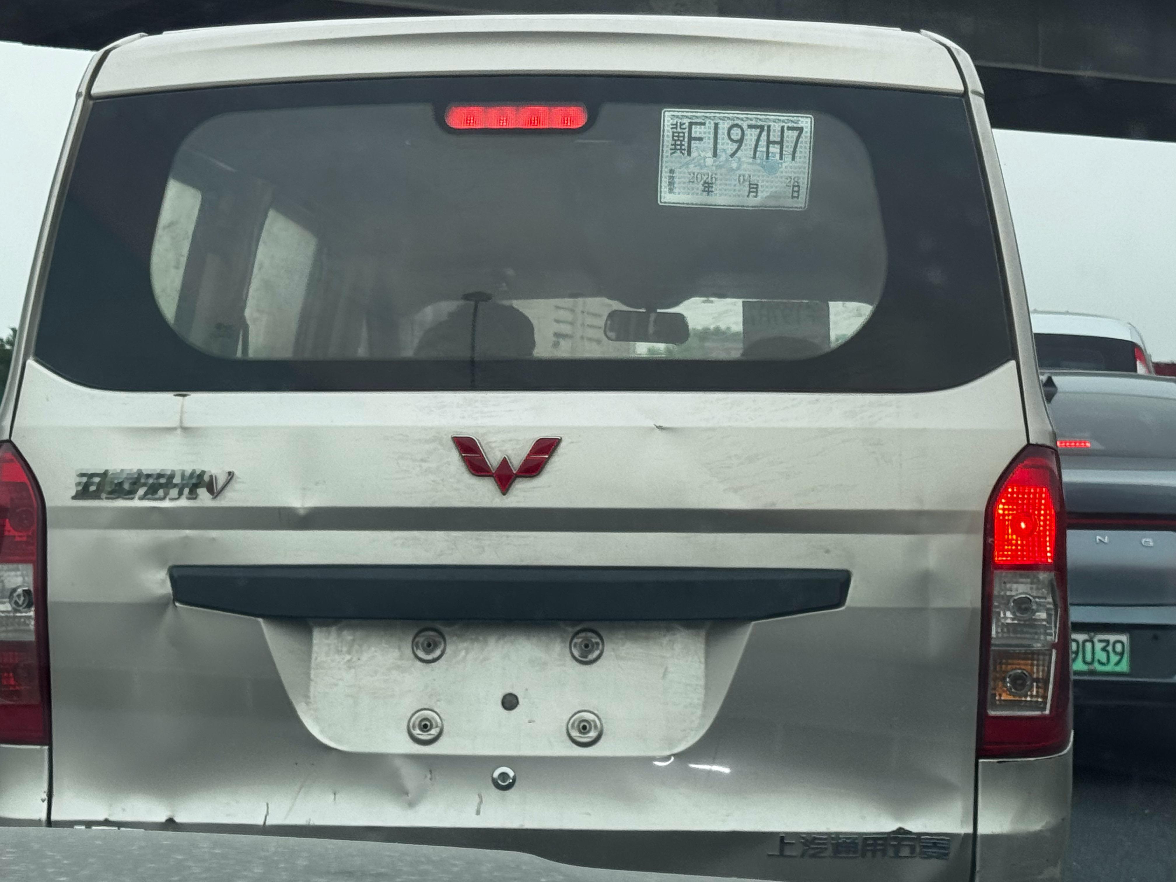 现在刹车灯坏了都能上路啊？一路走应急，果然就是没牌子的底气。交警同志们不工作一下