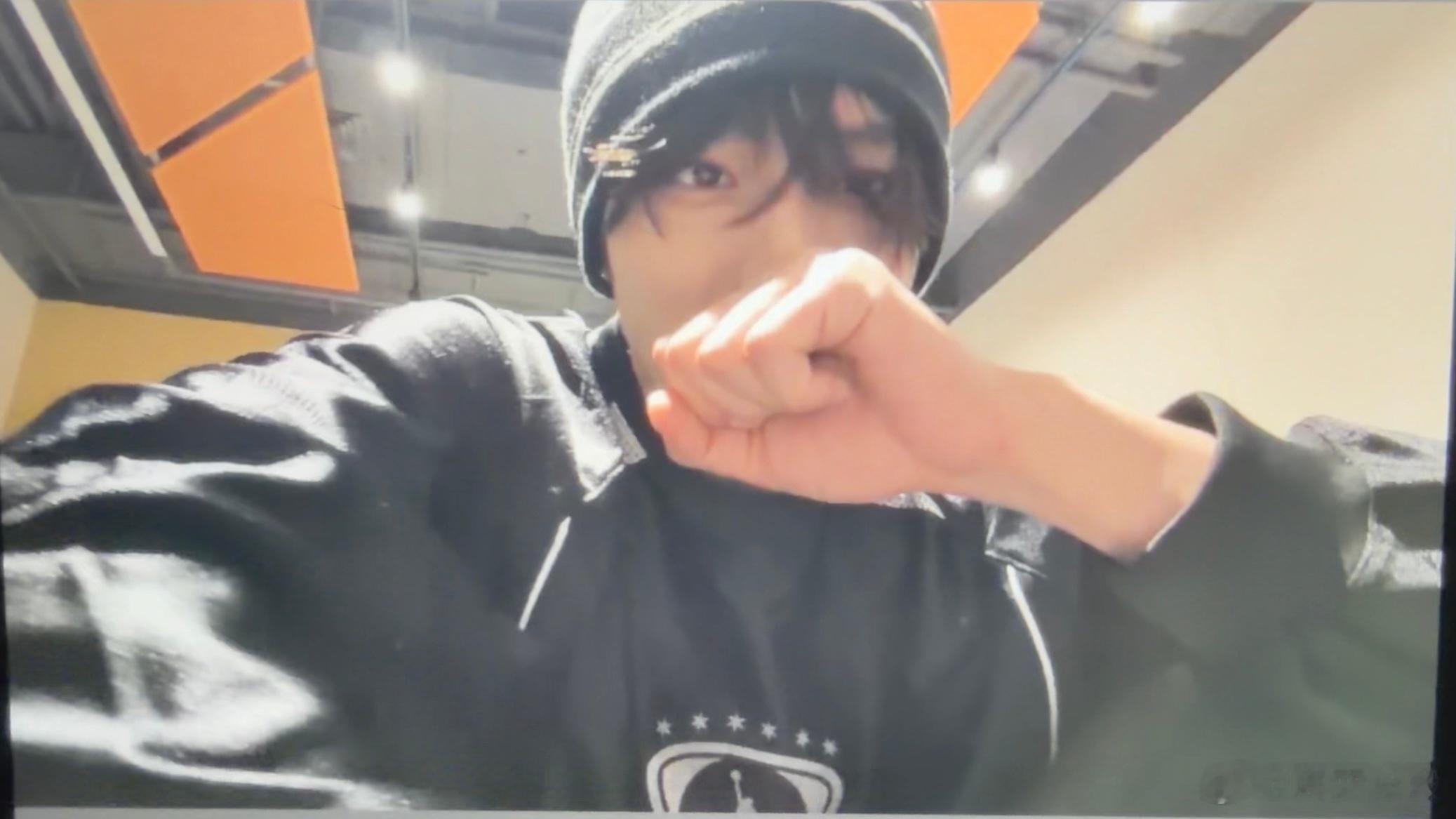 弹幕一直有说土豆的然后文文就醋了起来：“想看土豆还是想看我”啊啊啊啊啊啊啊啊啊啊