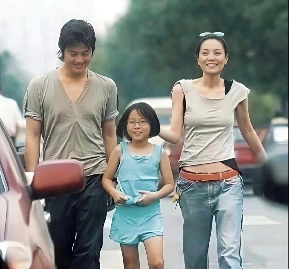 明星就是明星。
本想如路人一样的简单出行，却被拍成一家三口来炸街。
王菲、李亚鹏