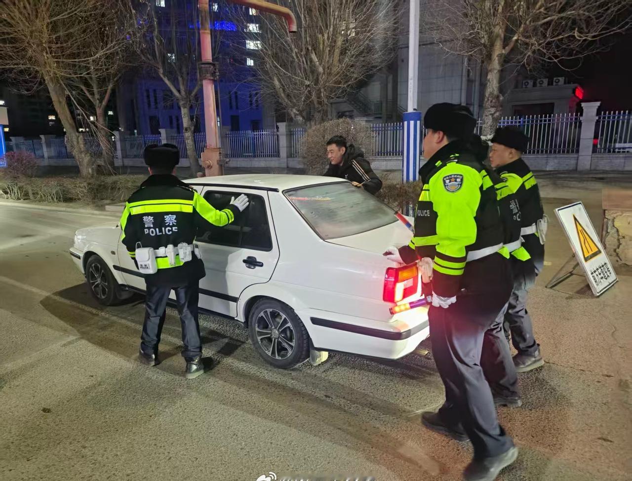 【10分钟快速处置！交警温情守护归途】
大年初三晚上10点，兴安盟扎赉特旗绰尔路