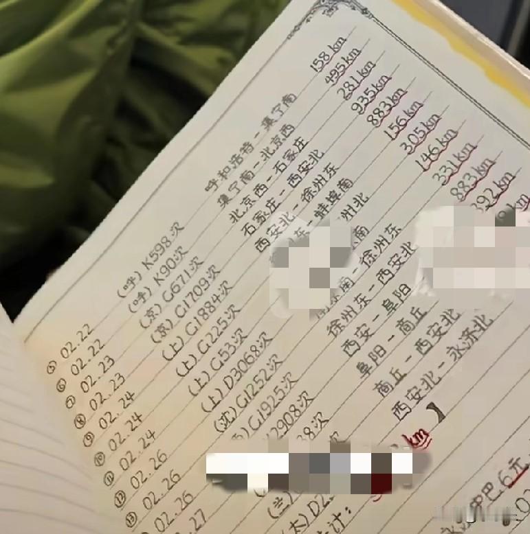 2月13日，武汉火车站，30岁的“火车哥”张益豪正在候车，这位山西“铁粉”从读大