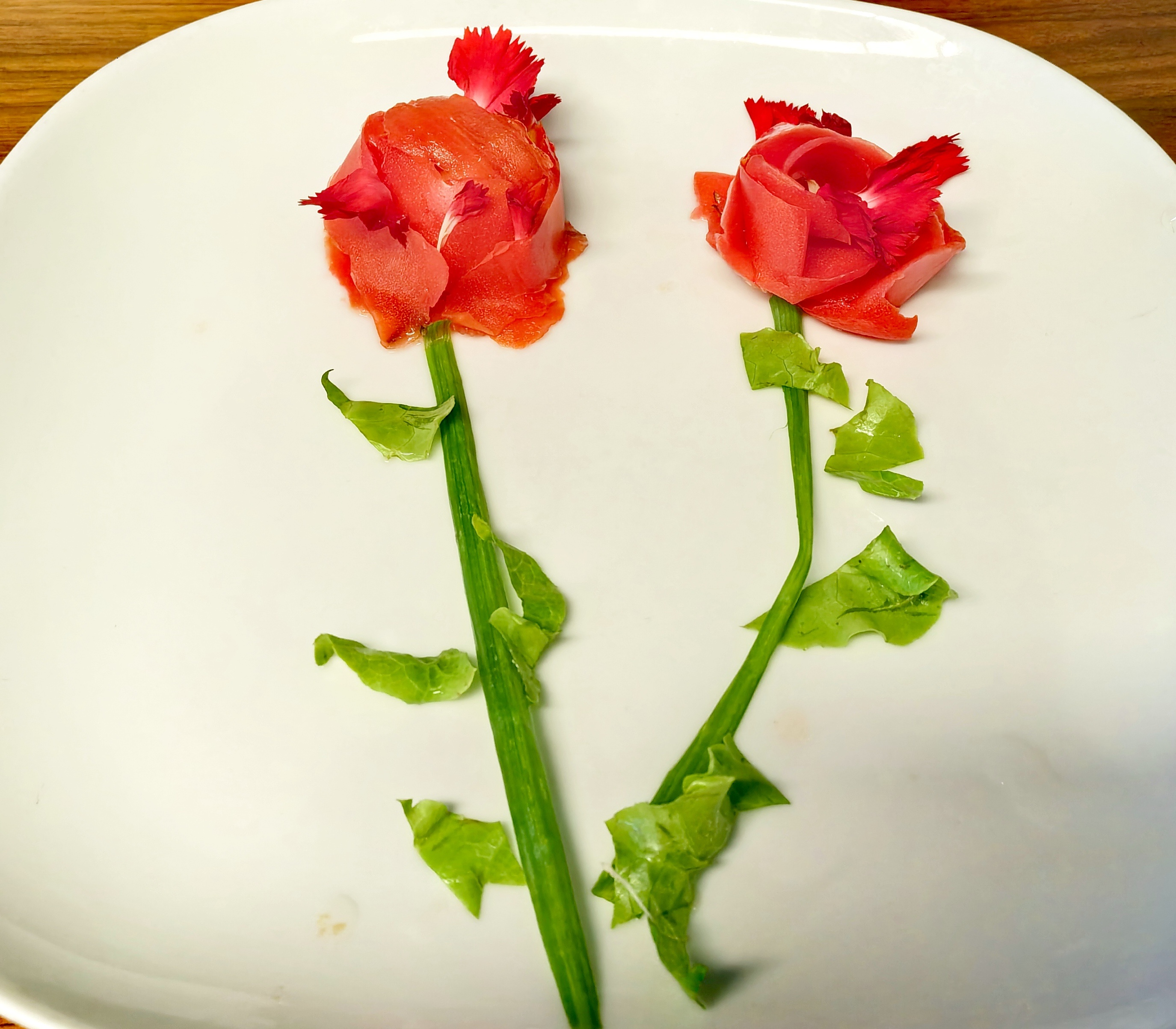 西红柿皮儿乃最美之玫瑰，小葱似茎，生菜叶辅之。炒饭加少许咖喱，味甚绝。肉沫辣椒老