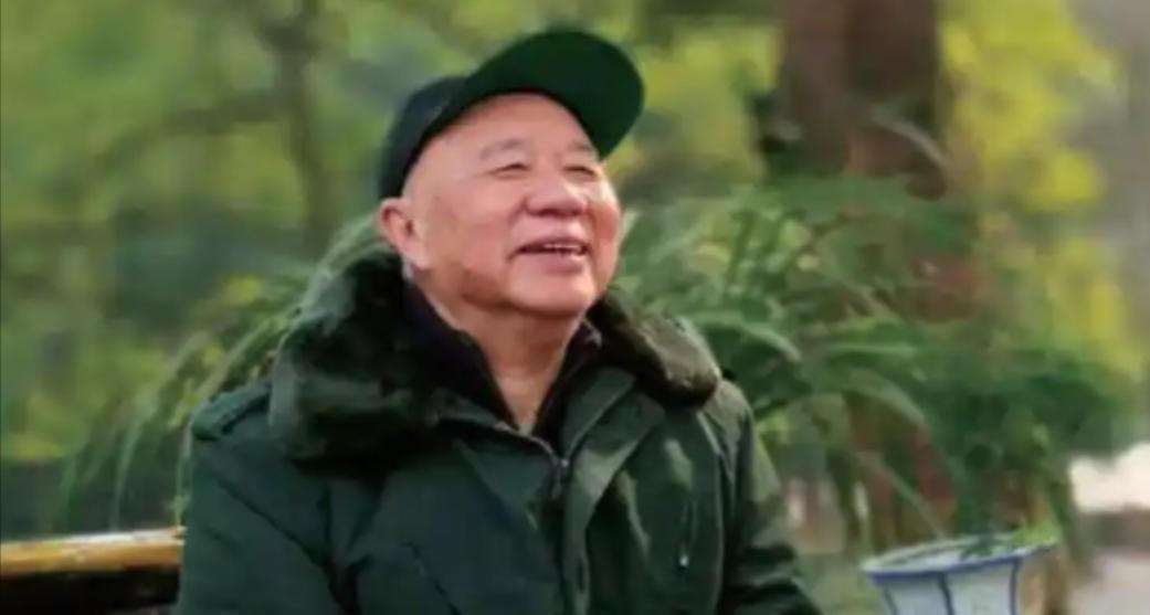 1999年，中国前首富牟其中坐着奥迪上班，途中被捕，一同被捕的还有他的小姨子夏宗