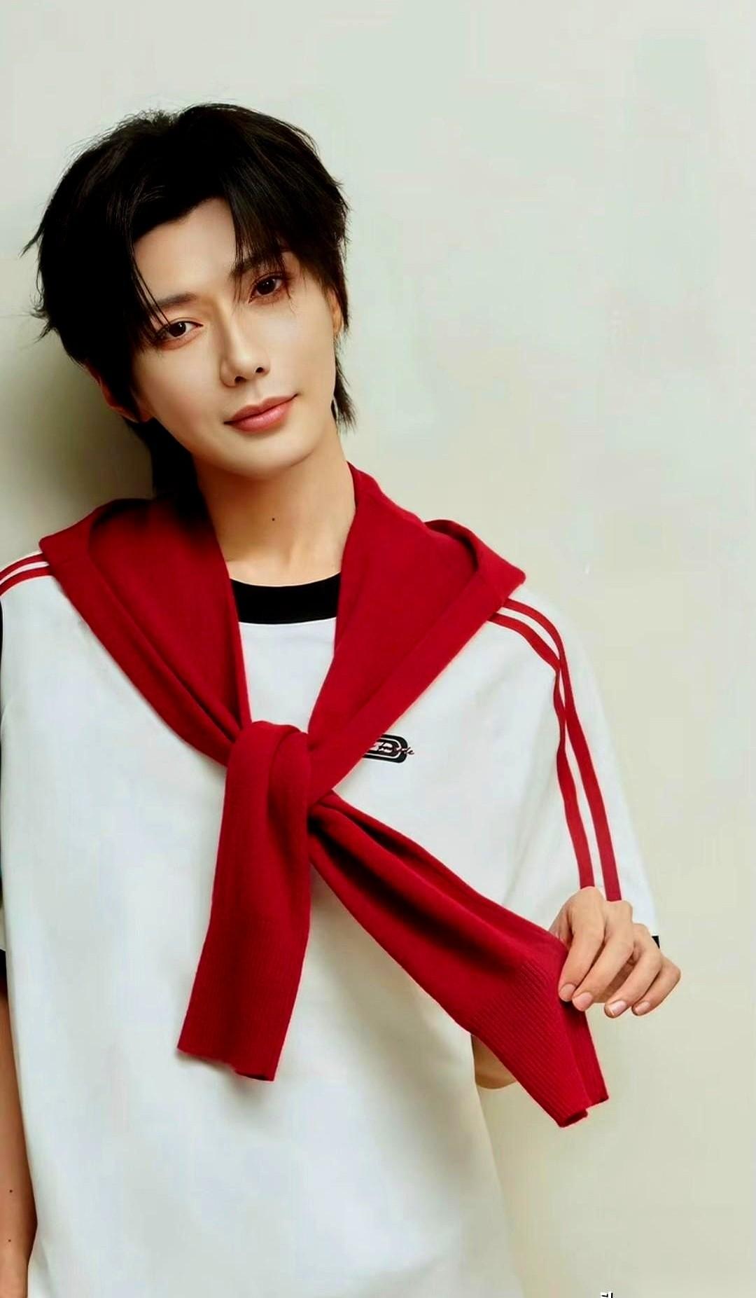 4月5号中午12点，郝熠然的新剧《失骨》开播。
粉丝掐着点冲进去，屏幕一亮，人不