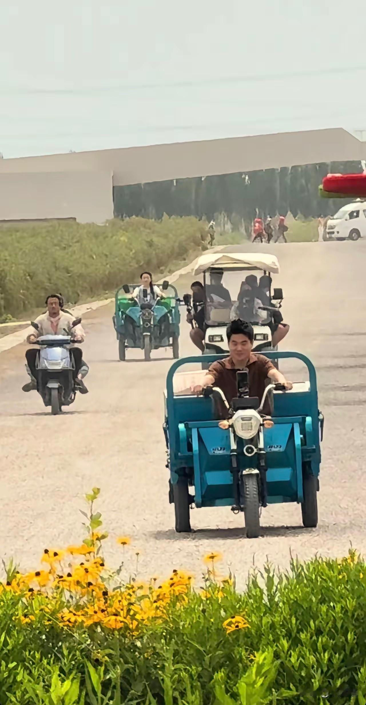 宁夏枸杞地里这场面，真把人看乐了。

宇辉蹬着三轮车晃悠悠打头阵，大家刚习惯他这
