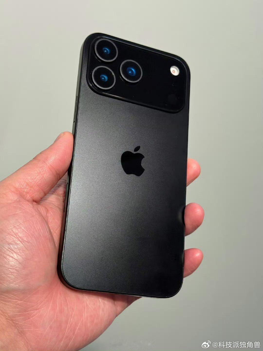 小白老师那已经到了iPhone17机模了。Pro镜头模组底下加了个底座，还是三角