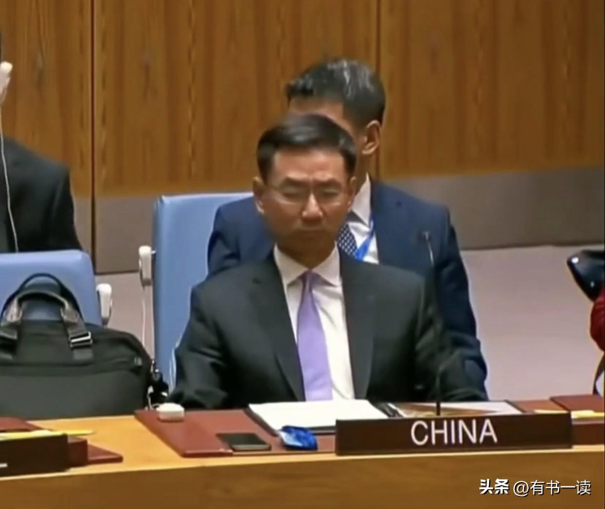 看着这张照片，真的心里一揪，中国外交官在联合国的日子，比咱们想象的要难一万倍！