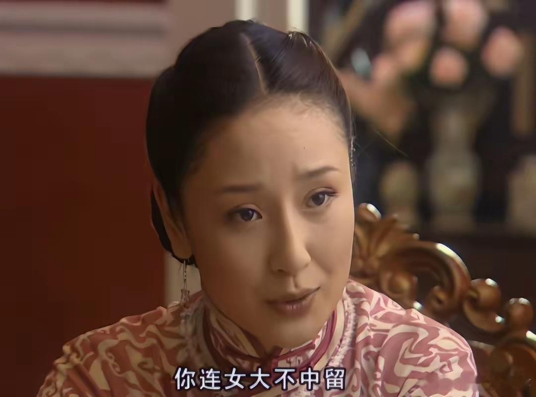 在《金粉世家》里，佩芳一心想给小怜寻一门好亲事。在尚未觅得合适人选时，她打算先让