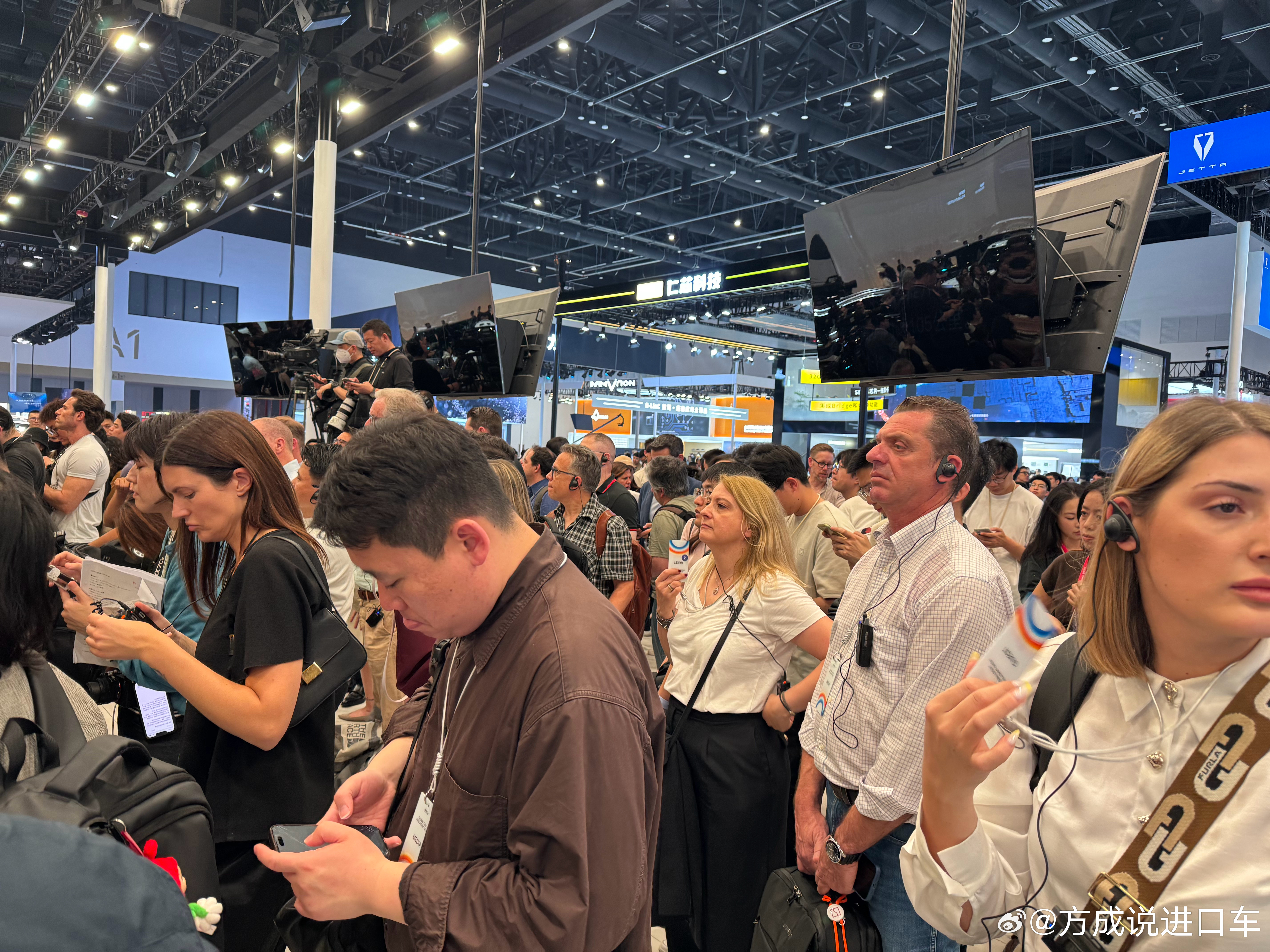北京车展人山人海，老外也巨多……斗胆说两句吧这两年真心挺害怕挤在一堆老外中间的主