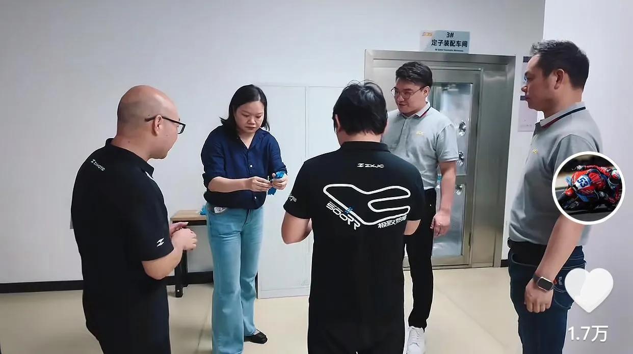 大家看看：张雪穿的厂服上后身印的这个摩托车赛场的图案，会不会是下一步要引进的“世