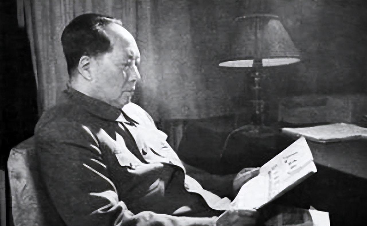 毛主席穿越敌人四道封锁线！
那是1947年6月的事儿。
胡宗南领着二十多万人马，