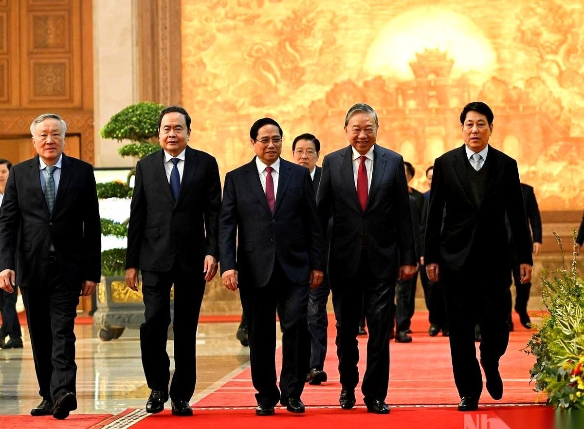 越南外交部的发言人，前脚刚指着我们在黄沙群岛建的购物中心，说这不合法。
话音落地