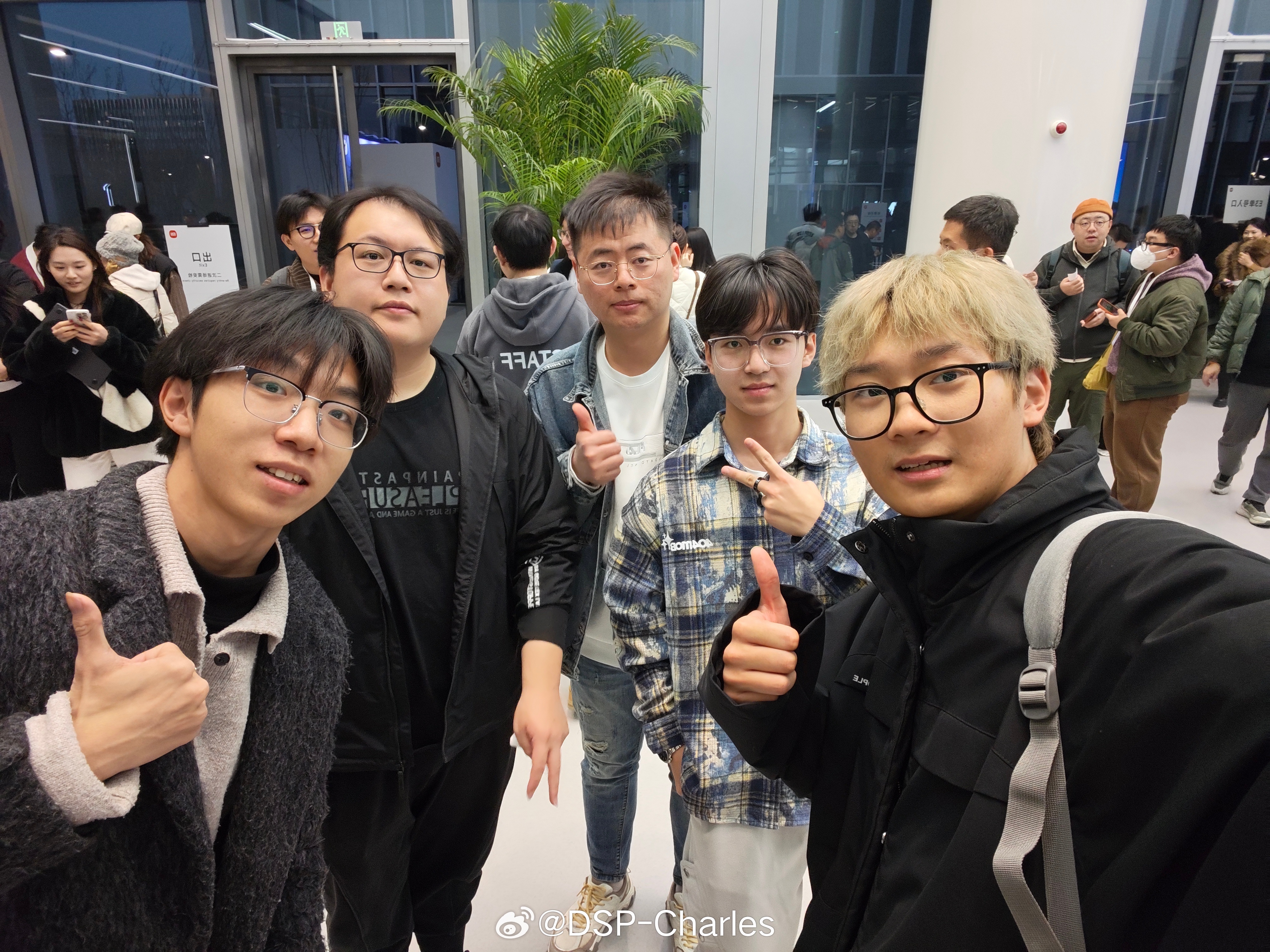 每次发布会的传统环节，现场粉丝面基合影