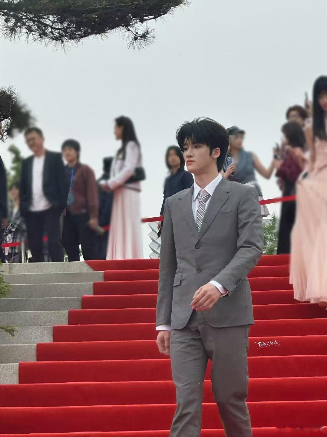 邓佳鑫亮相北京国际电影节红毯 北影节红毯留下少年精彩身影，邓佳鑫与众多行业导演同