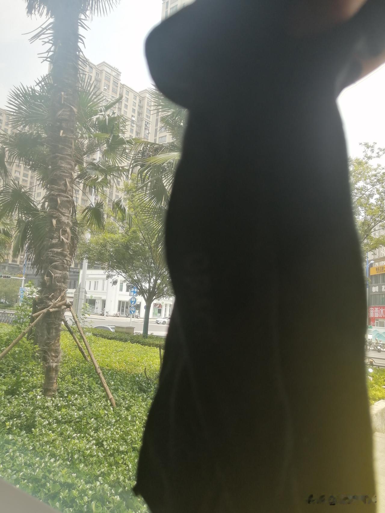 真的哭笑不得，粗心闹得笑话。今天又是高温35℃。隔壁老王问我有冰袖吗？我说有，正