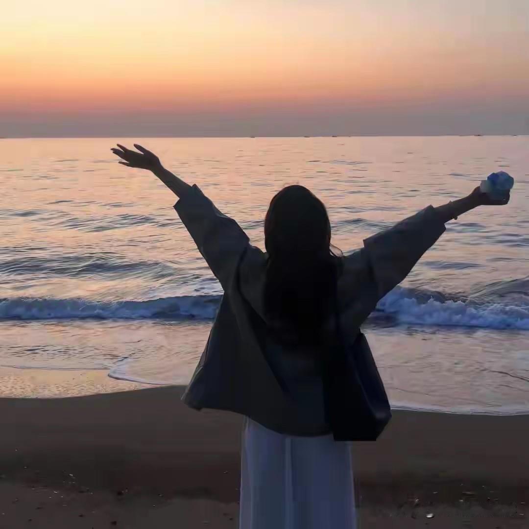 心若计较
哪怕是鸡毛蒜皮的小事
也能像根刺扎在心里
搅得人不得安宁
可若是能释怀