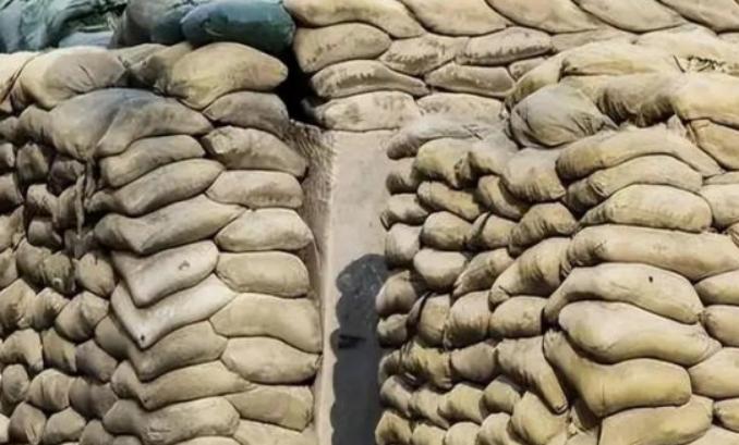 战场上的沙袋用来防子弹，真的有用吗？毫不夸张地说，就算给你一个满弹夹的重机枪，让