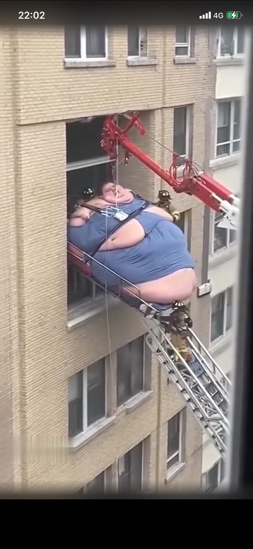 看这张照片
国外一男子把自己“吃”的门都出不去了
因为要就医看病
就只能破窗而出
