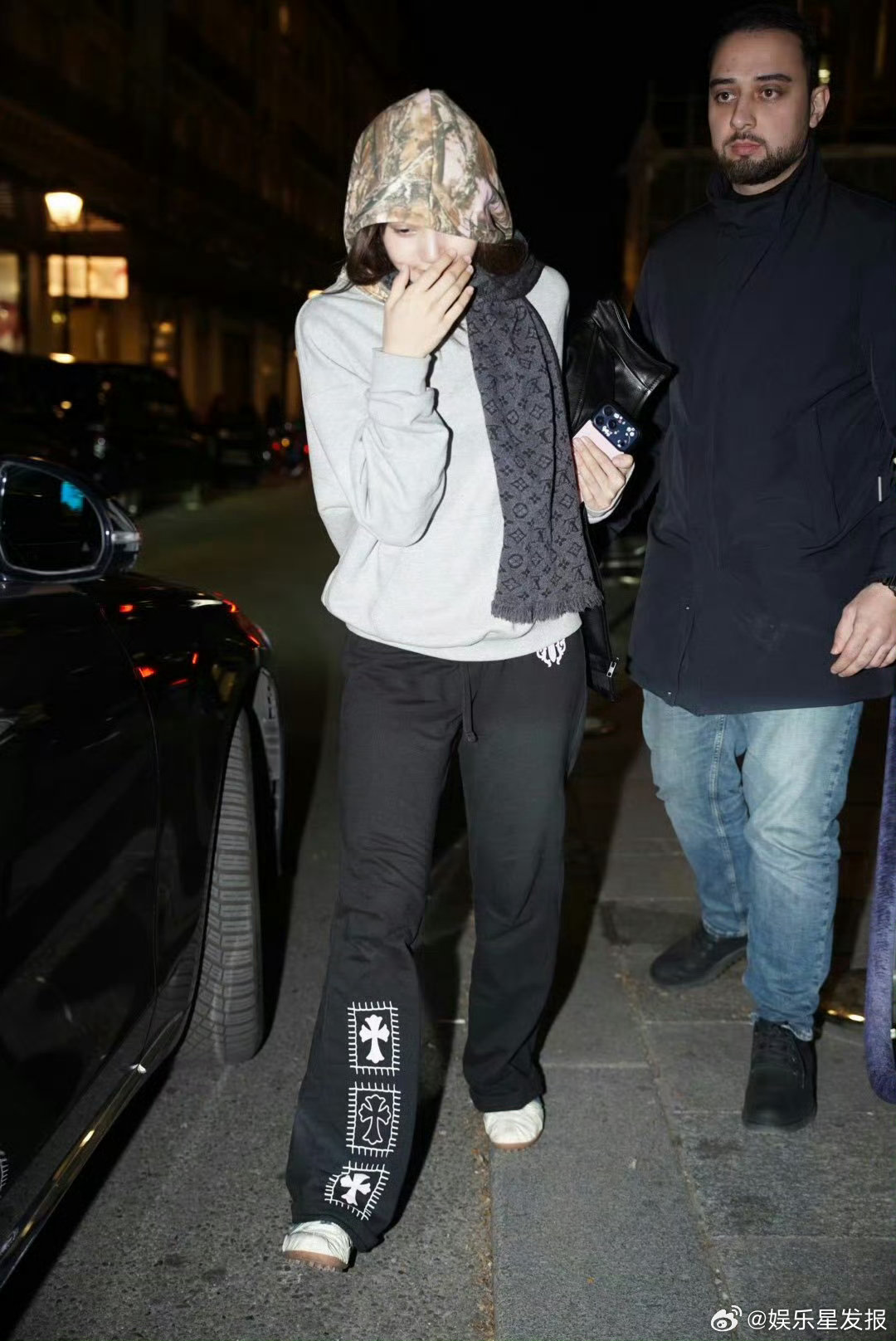 Lisa素颜试衣下班素颜也超能打！Lisa 试衣结束下班，皮肤状态抗打，礼貌又亲