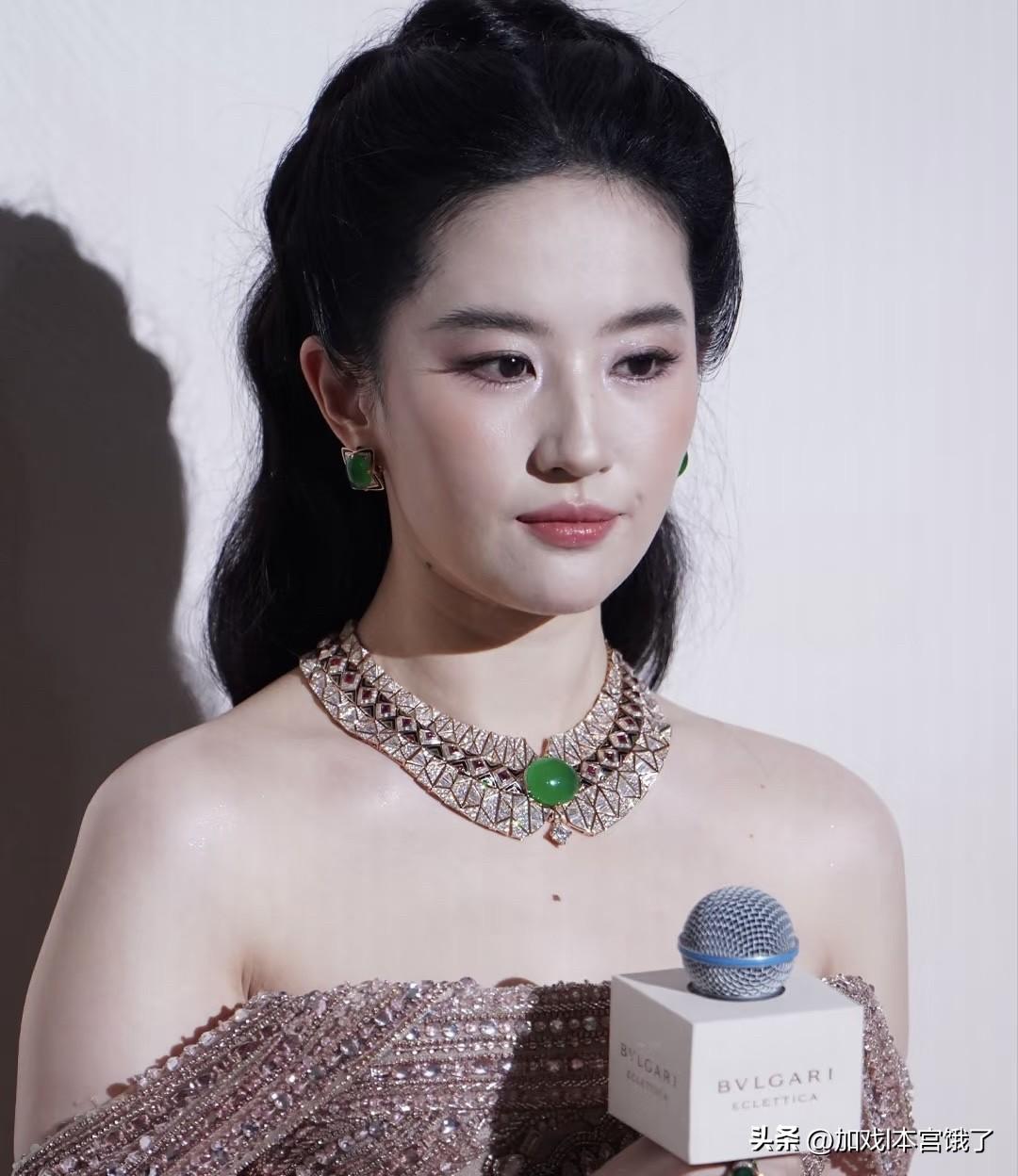 刘亦菲的脸真的太牛了！
居然一点法令纹都没有，
仙女果然是天姿优越，
39岁生图