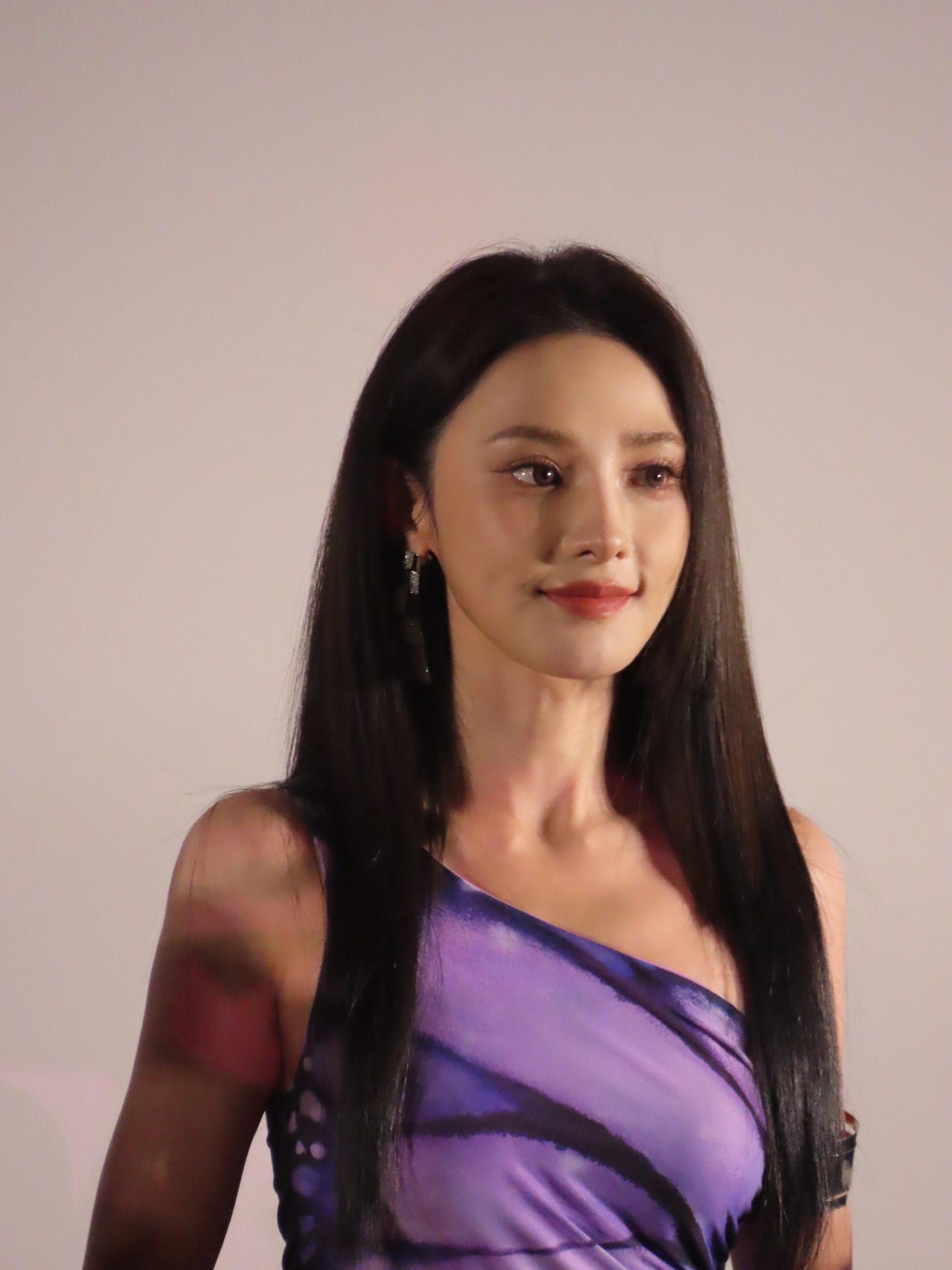 这谁还分得清彭小苒和美杜莎啊[憧憬]彭小苒这紫色造型也太好看了[捂嘴哭]隔着屏幕