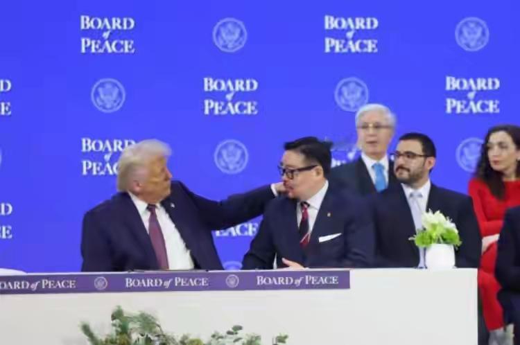 特朗普这操作真是绝了！蒙古总理给递“投名状”，他当场一拍肩膀，颇有大哥风范。这“